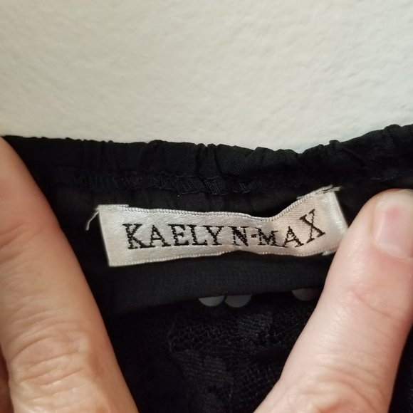 Mix media woven top with  and lace and back sheer pleating - Picture 9 of 10